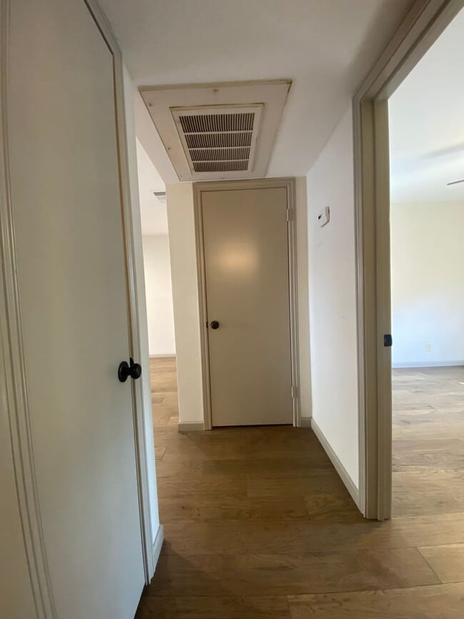 Building Photo - Country Hollow Condominiums