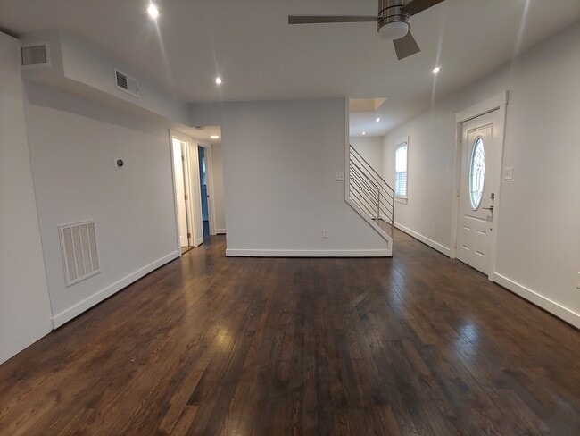 Building Photo - 2510 Jamaica Dr