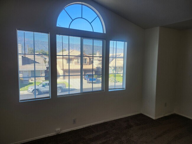 Building Photo - Spacious 4-Bedroom Home in a Prime Location