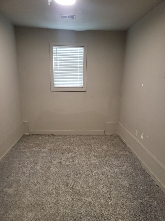 Building Photo - Charming 4 Bedroom 1 Bathroom Home in Tulsa!