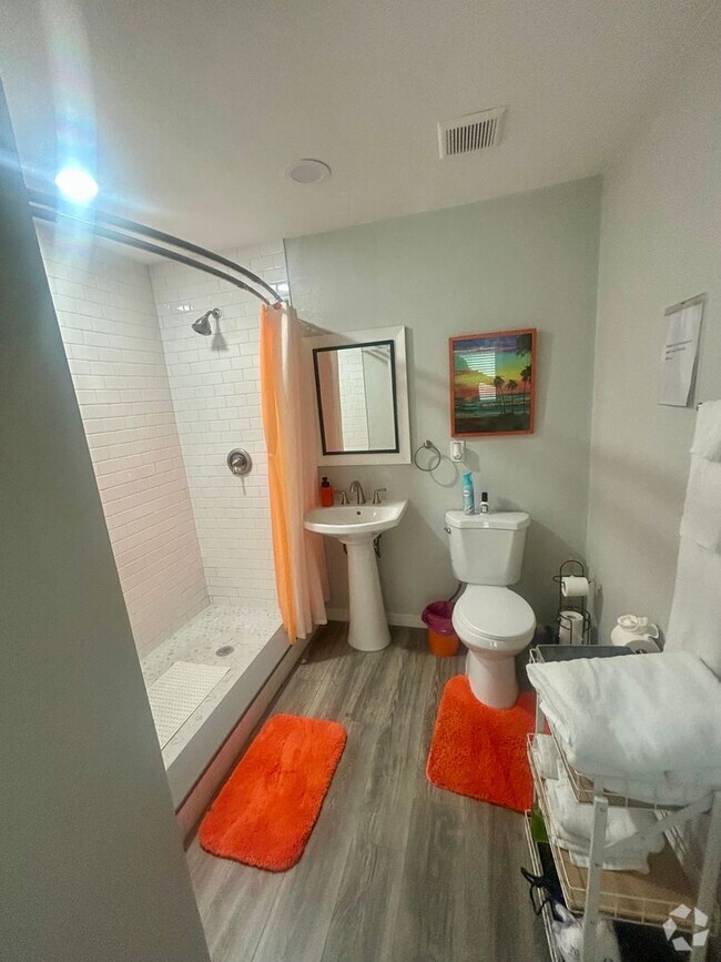 Building Photo - Fully Furnished 1-Bedroom Oasis in Tampa –...