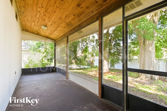 Building Photo - 1521 Dess Dr