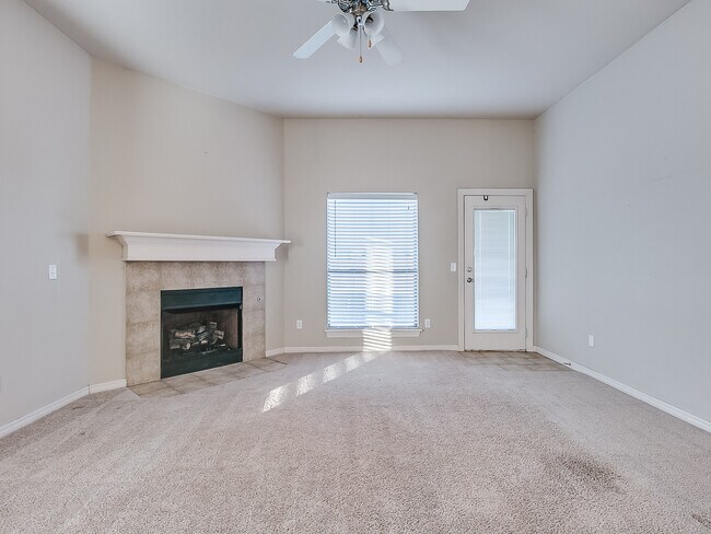 Building Photo - 4 Bedrooms/2 Baths/3Car - Deer Creek Schools - Gated Community of North Roselake Villas