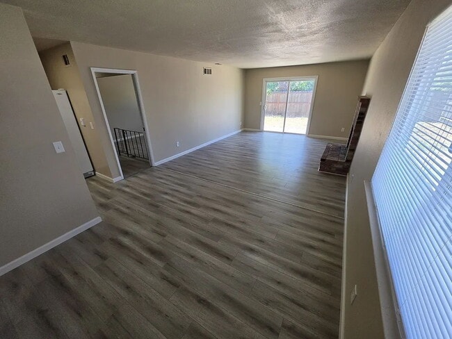 Building Photo - This charming newly renovated home has 3 bedrooms and 2 full bathroom.