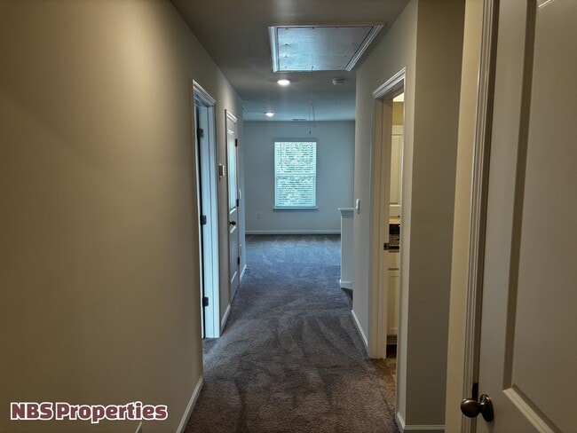 Building Photo - 935 Utopia Ln