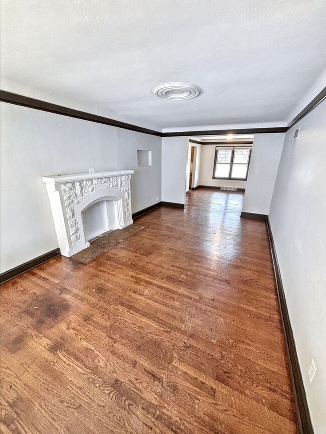 Building Photo - Charming 2-Bedroom Home with Garage and Co...