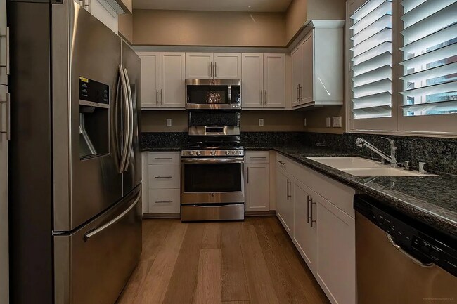 Building Photo - 225 Royal Glen