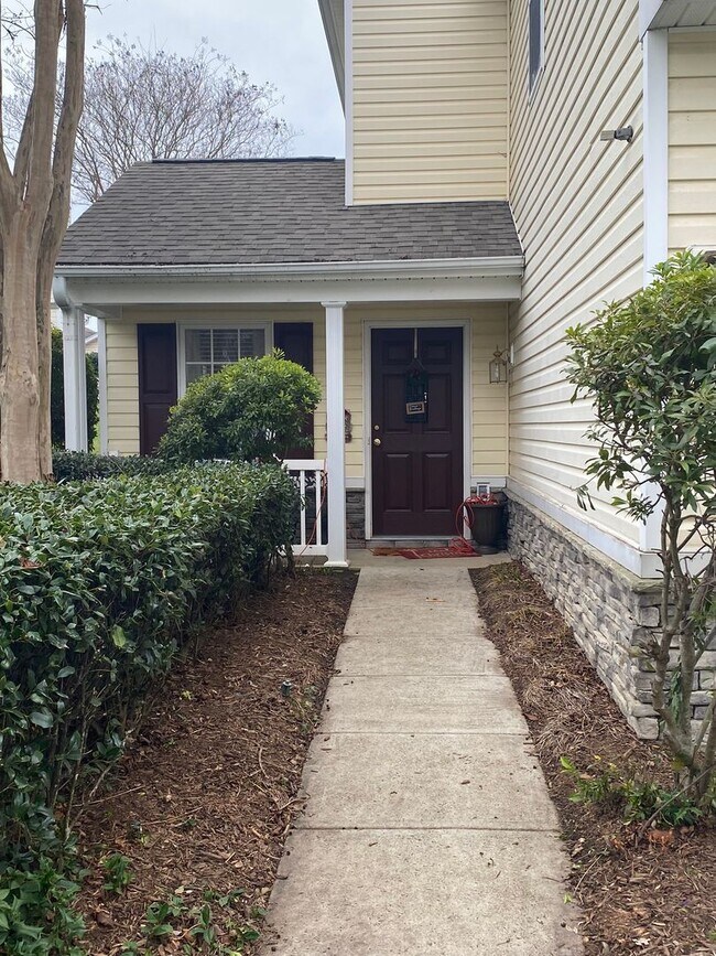 Building Photo - Lovely Highland Creek Three Bedroom Home!