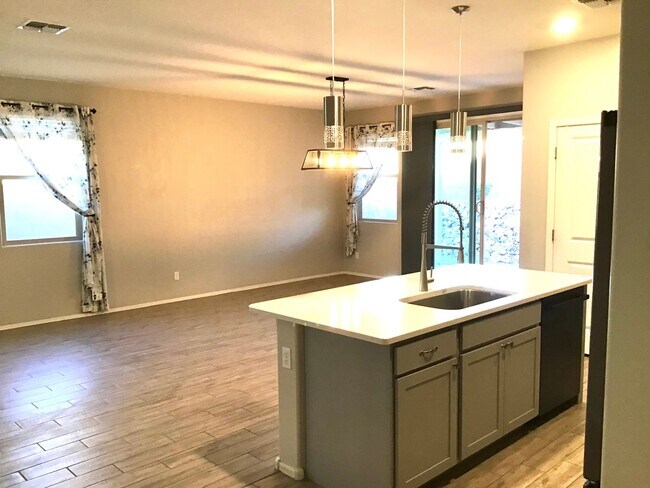 Building Photo - Clean, 3 Bdrm + Den, 2 Bath, 1842 sq/ft in...