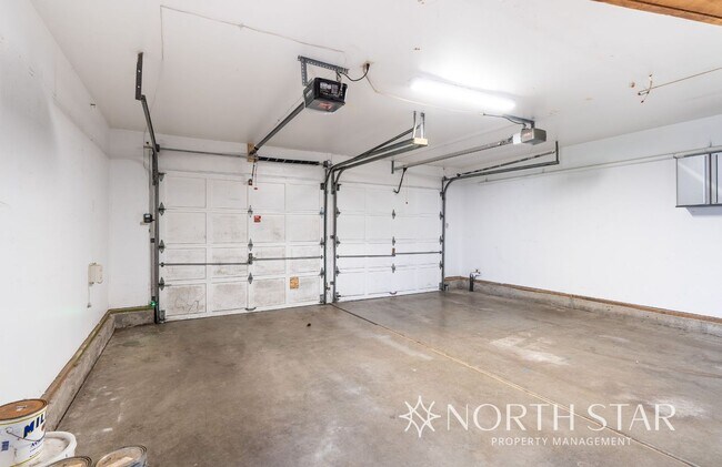 Building Photo - Charming One Level Home In The Four Season...