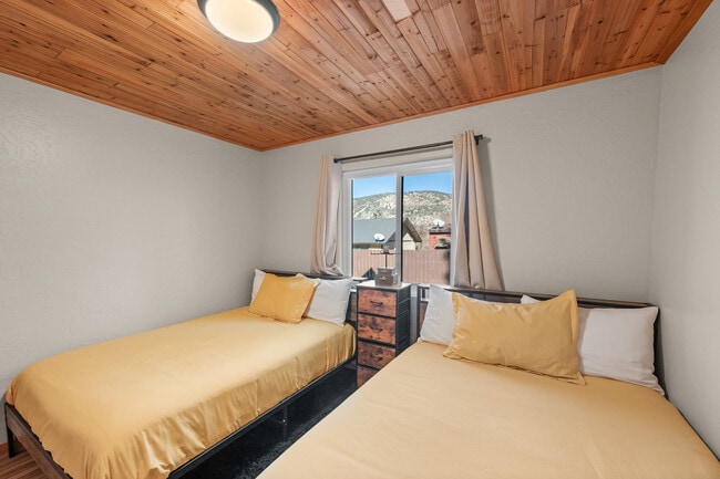 Building Photo - 1025 E Country Club Blvd