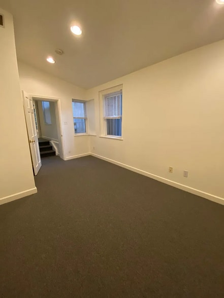 Building Photo - 702 N 2nd St