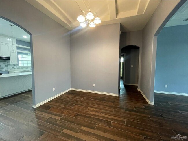 Building Photo - 700 E Patsy Dr