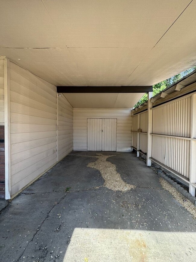 Building Photo - Spacious Home Near Hospital
