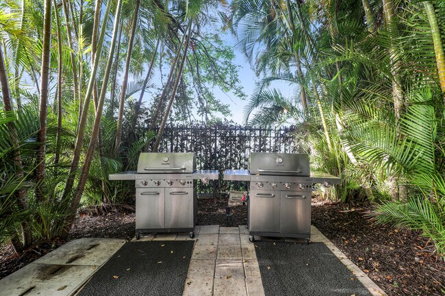 Building Photo - 2650 Lake Shore Dr