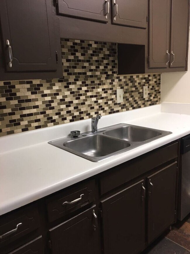 Building Photo - Renovated 2 Bedroom / 2 Bath Condo for Rent