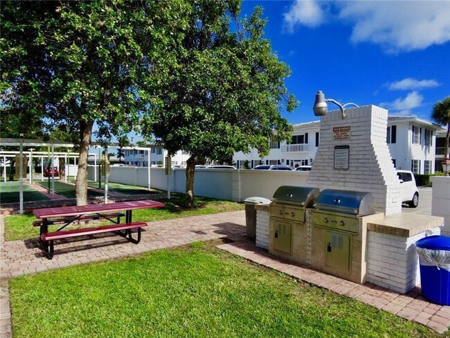 Building Photo - 2191 NE 68th St