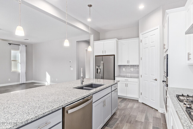 Building Photo - 18335 W Summerhaven Dr