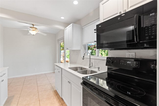 Building Photo - 2616 Middle River Dr