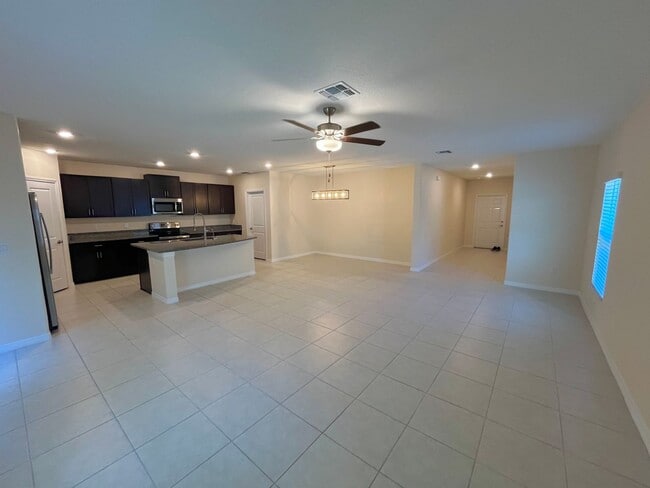 Building Photo - Sapcious 5-Bedroom Home In Quiet Lakeland ...