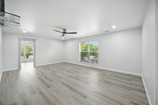 Building Photo - ***936 Elwood Duplex***