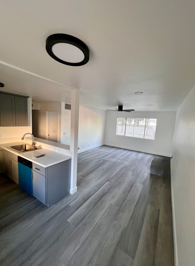 Building Photo - Modern 1-Bedroom Apartment in Gated Van Nu...