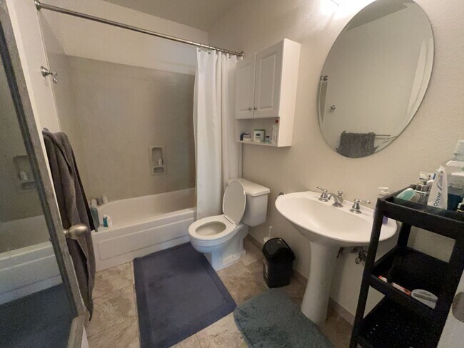 Building Photo - 3 bedroom North Davis townhome available f...