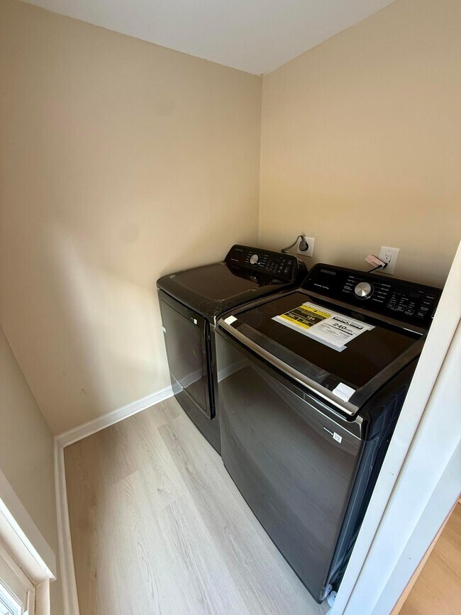 Building Photo - 575 Gilbert St