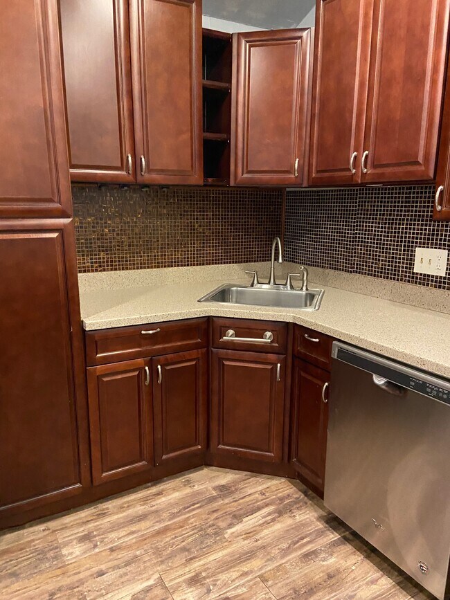 Building Photo - 73 Surrey Oak Ct