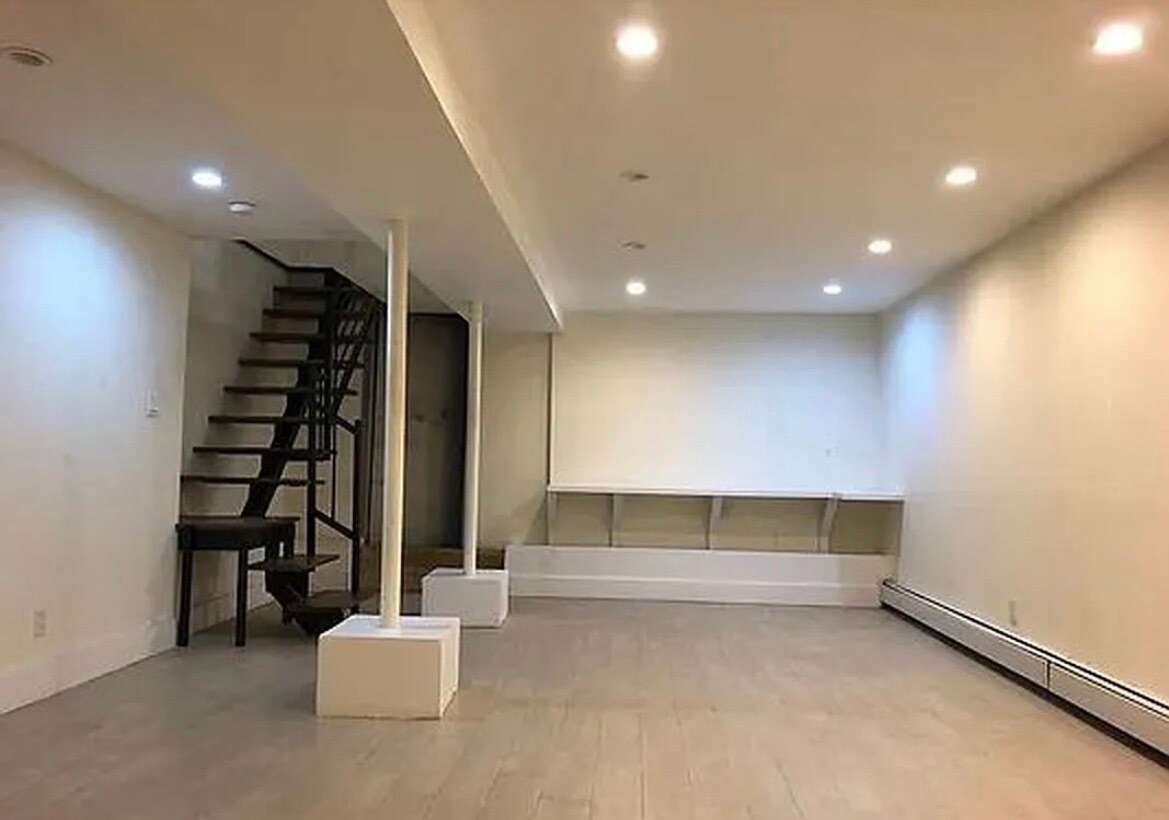 Building Photo - 165 Covert St