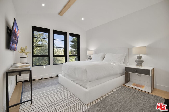 Building Photo - 4433 Kraft Ave