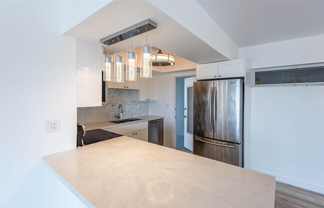 Building Photo - 651 Pine Dr