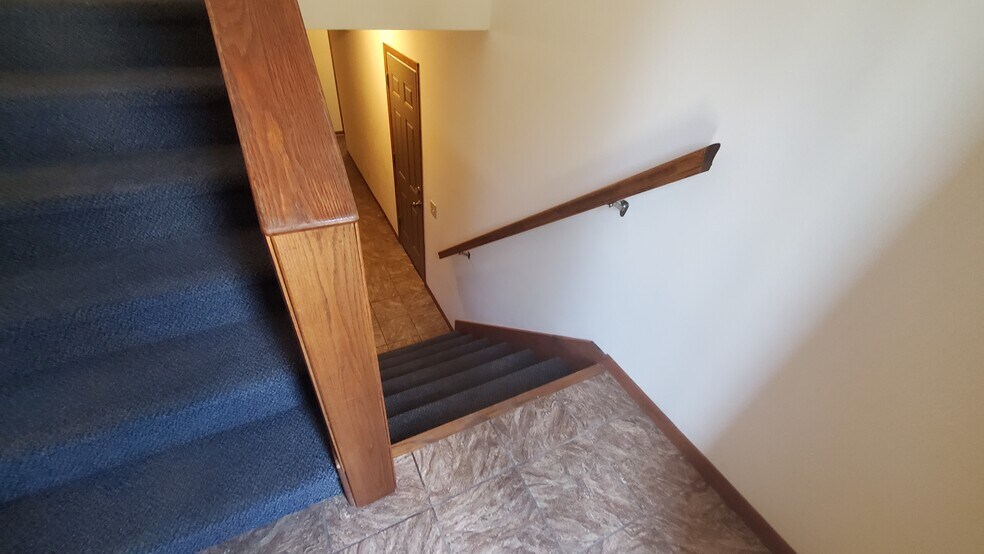 entry/ up & down - 719 Crawford Dr