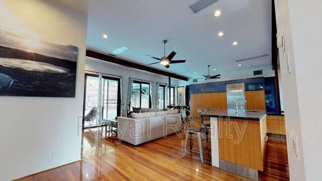 Building Photo - 2112 Mott Smith Dr