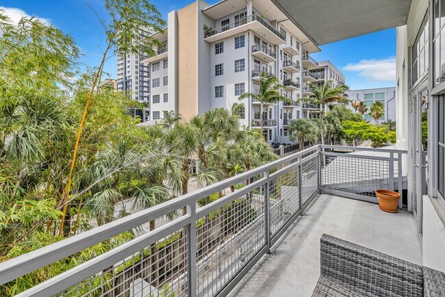 Building Photo - 425 N Andrews Ave