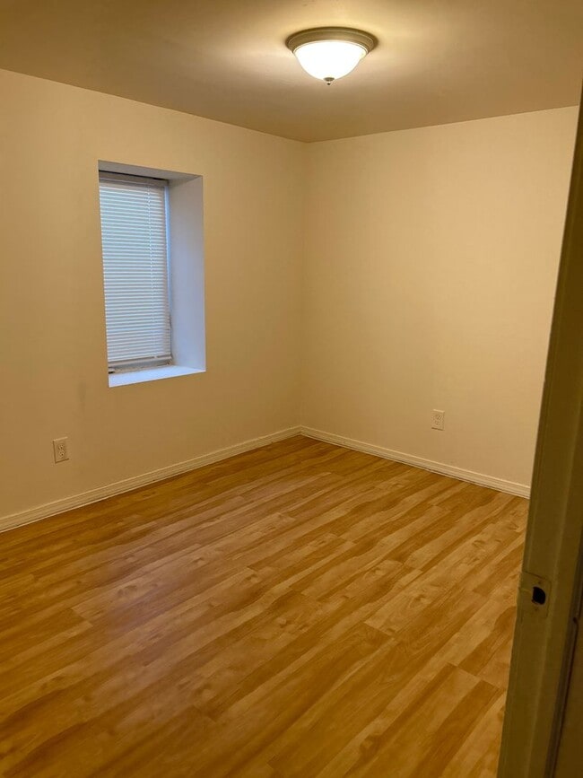 Building Photo - Beautiful 4 Bedroom 1 Bathroom in North Mi...