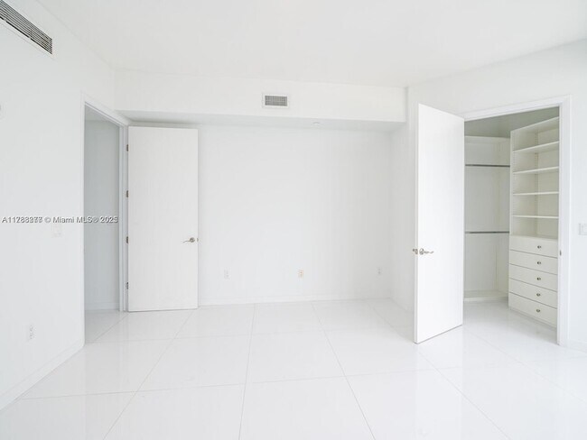 Building Photo - 15901 Collins Ave