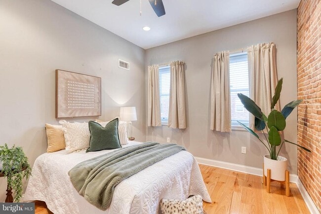 Building Photo - 626 S Curley St