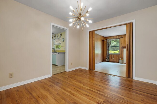 Building Photo - Stunning 3 Bedroom 2 Bathroom Mid-Century ...