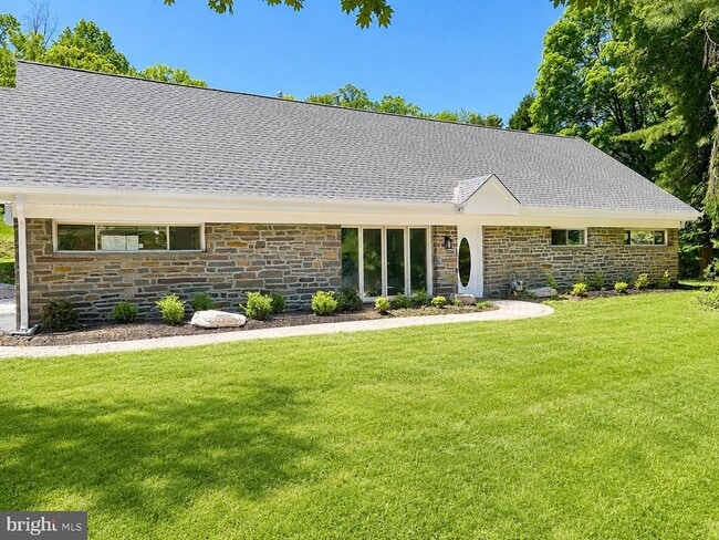 Building Photo - 425 Woodhill Rd