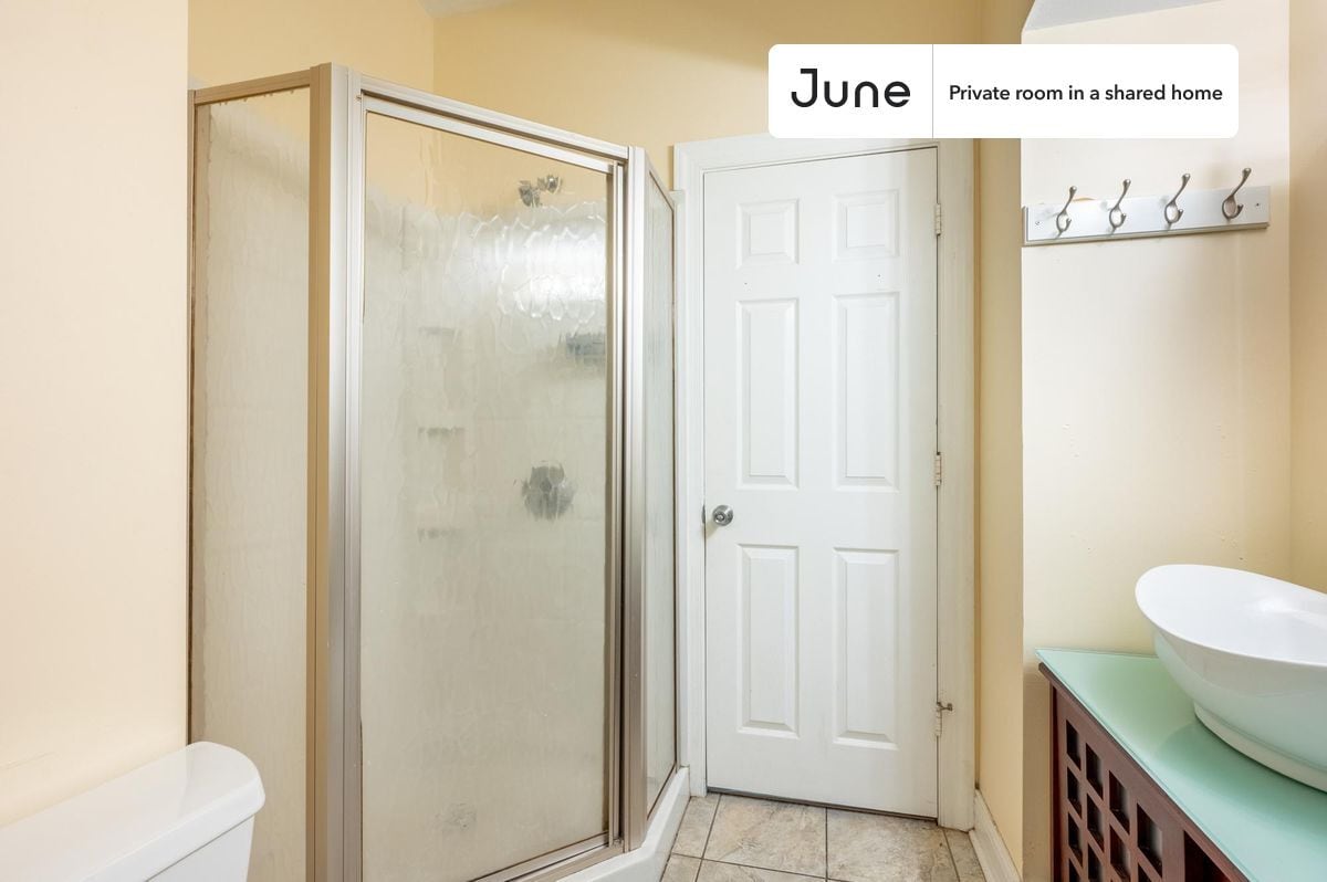 Building Photo - Room in Shared 3 bed/2 bath home