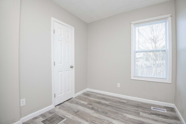 Building Photo - 912 Hotel Ave