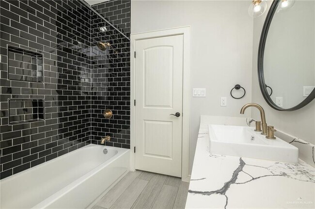 Building Photo - 38 N Queen Palm