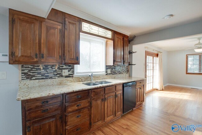 Building Photo - 2700 Briarwood Dr SE