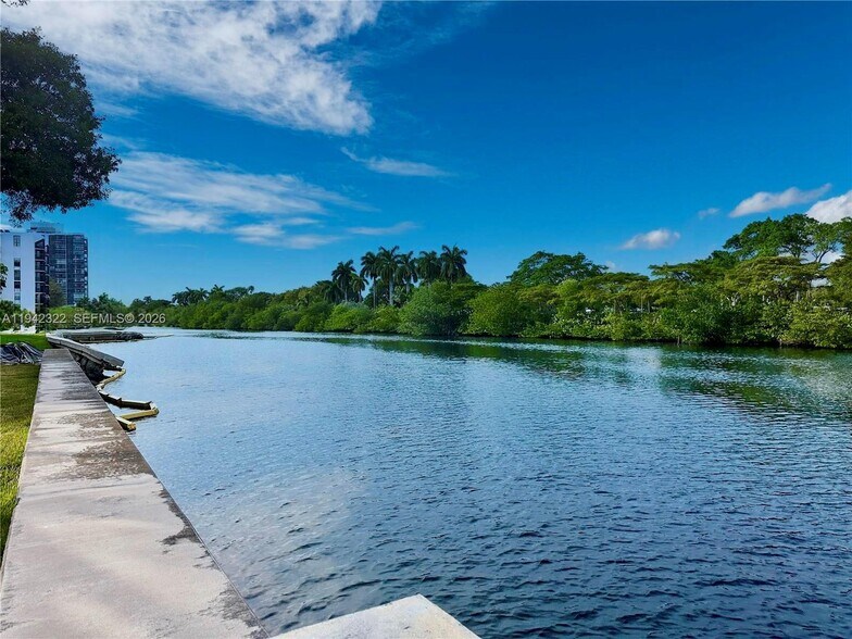 Building Photo - 3401 N Country Club Dr