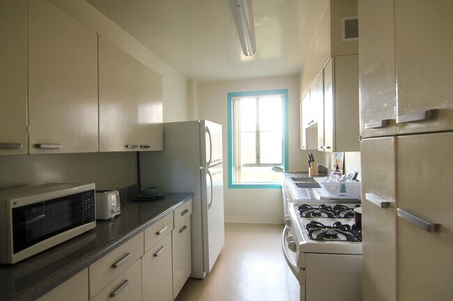 Kitchen - 431 S Burnside Ave