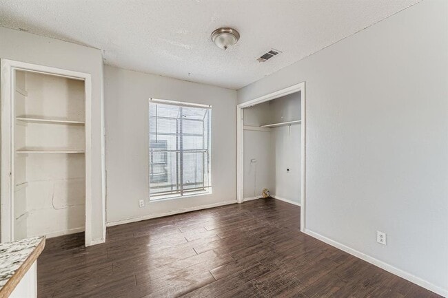 Building Photo - 10100 Brownie Dr