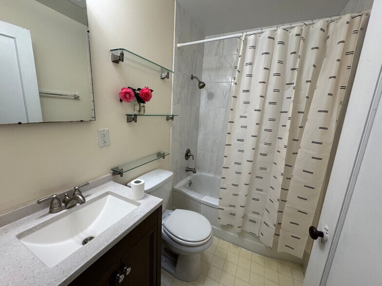 Building Photo - 3819 Linden Ln