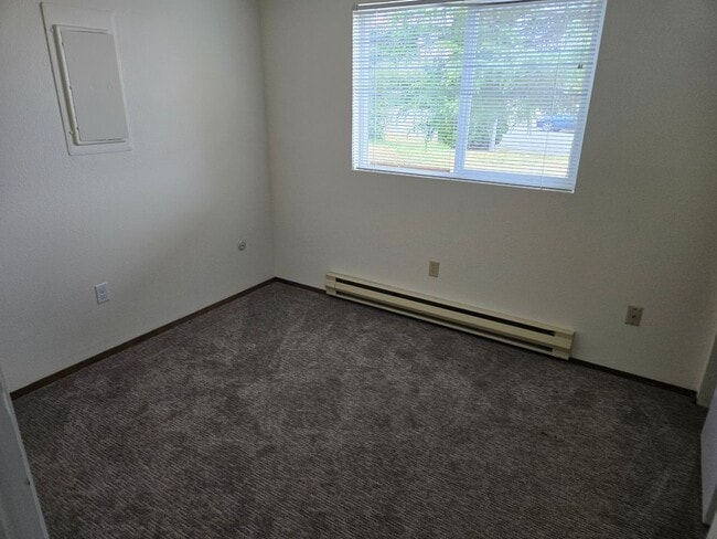 Building Photo - 3 Bedroom 1 bath