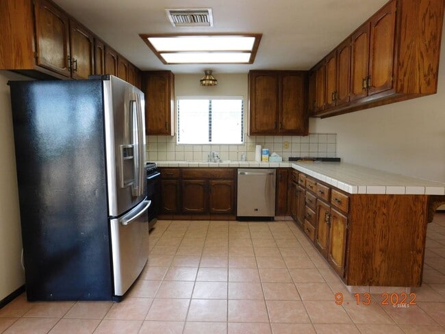Building Photo - 330 E Wilson Ave